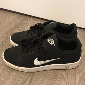 Nike Court Royale Women’s Classic Shoe